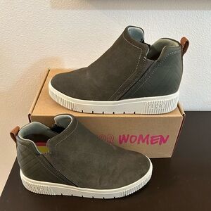 Runs Women's Olive Slip sneaker boot